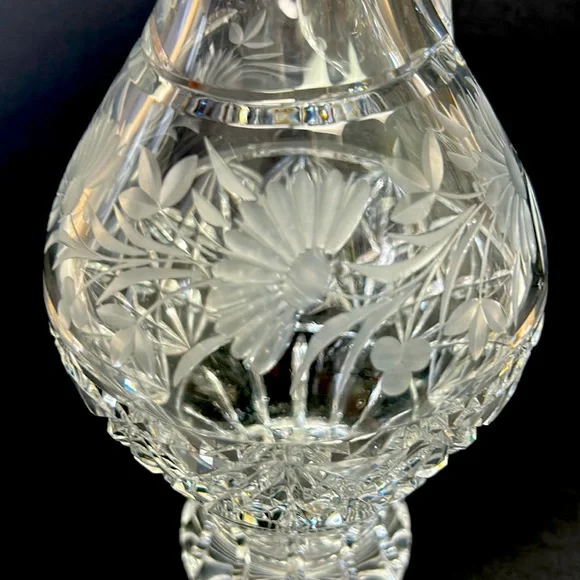 Vintage cut crystal tall ewer with etched floral design - Picture 8 of 12
